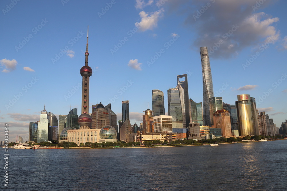 Gratte-ciels et fleuve à Shanghai, Chine