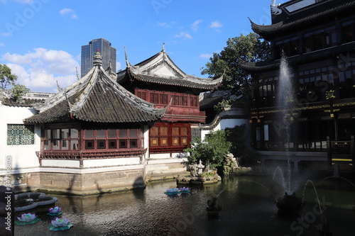 Bassin d'un temple à Shanghai, Chine  © Atlantis