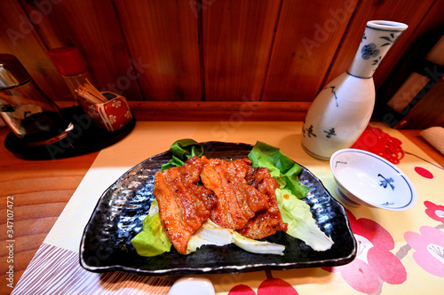 豚のピリ辛みそ焼きと日本酒、自粛ムードのお家ごはん