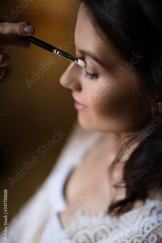 make-up for a young girl, color her eyes, morning of the bride before the wedding