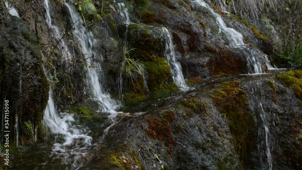 Vista parcial de una pequeña cascada cerca de la población de Chera, en la provincia de Valencia. Comunidad Valenciana. España Vista parcial de una pequeña cascada cerca de la población de Chera, en la provincia de Valencia. Comunidad Valenciana. España