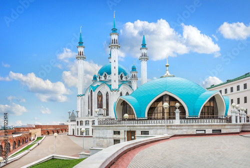 Кул-Шариф под облаками Kul-Sharif Mosque under beautiful white clouds