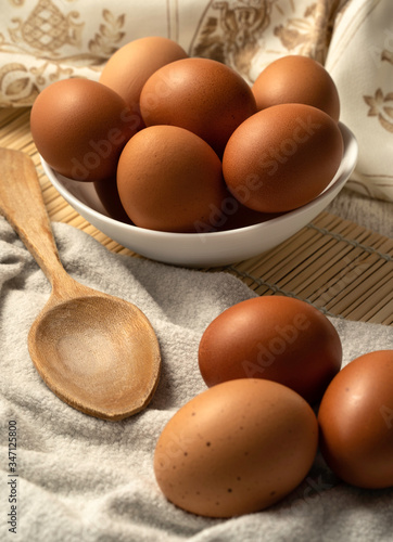 Docena de huevos en un cuenco blanco