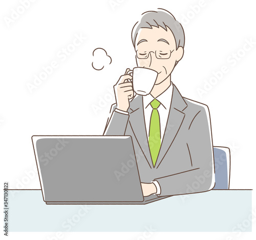 Wallpaper Mural パソコンの前でコーヒーを飲む男性 Torontodigital.ca