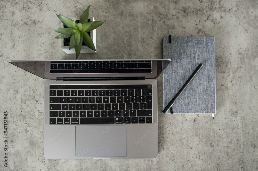 praca laptop