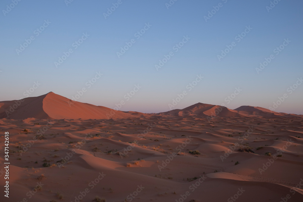 Amanecer en desierto Erg Chebbi, Sahara, Marruecos. Desierto de Sahara en Merzouga