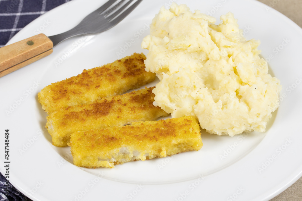 bâtonnets de poisson pané et purée de pomme de terre bâtonnets de poisson pané et purée de pomme de terre
