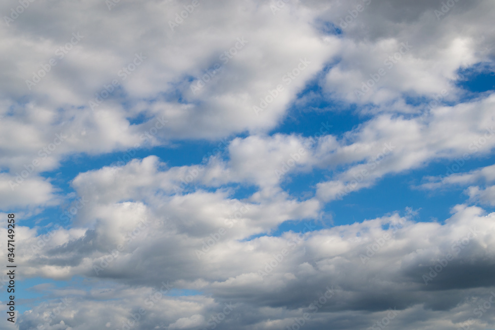 Wolken am Himmel bei angenehmem Wetter im Querformat Wolken am Himmel bei angenehmem Wetter im Querformat