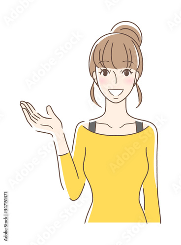 笑顔で手を差し出す正面向きの女性