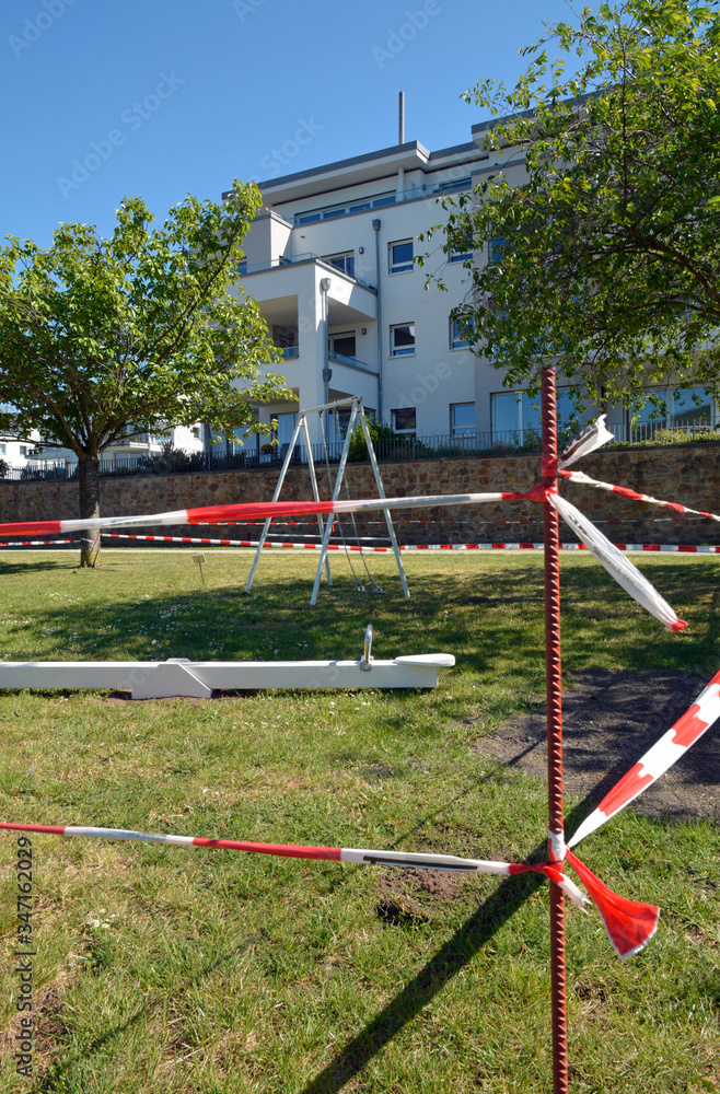 wegen corona-krise gesperrter spielplatz in bingen, mai 2020 wegen corona-krise gesperrter spielplatz in bingen, mai 2020