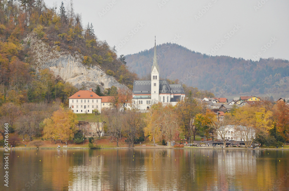 Lake Bled’s famous island with a church rests in the middle of the lake. A medieval castle perches on a cliff above Lake Bled & offers the best views of the lake itself and the surrounding Alpine peak