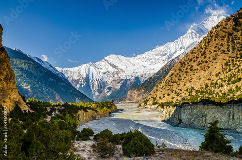 Foto Kali Gandaki valley near Tukuche village with Mt