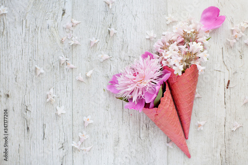 Obraz na płótnie Bouquet - flower ice cream. Pink flowers in an ice cone w salonie