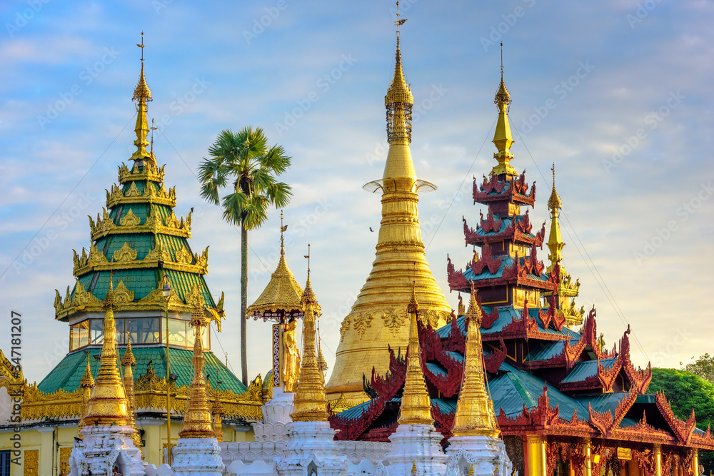 Naklejka premium Pagoda Shwedagon w Yangon, Myanmar