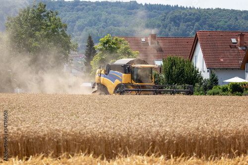 Weizenernte Mähdrescher Ackerbau Landwirtschaft photo