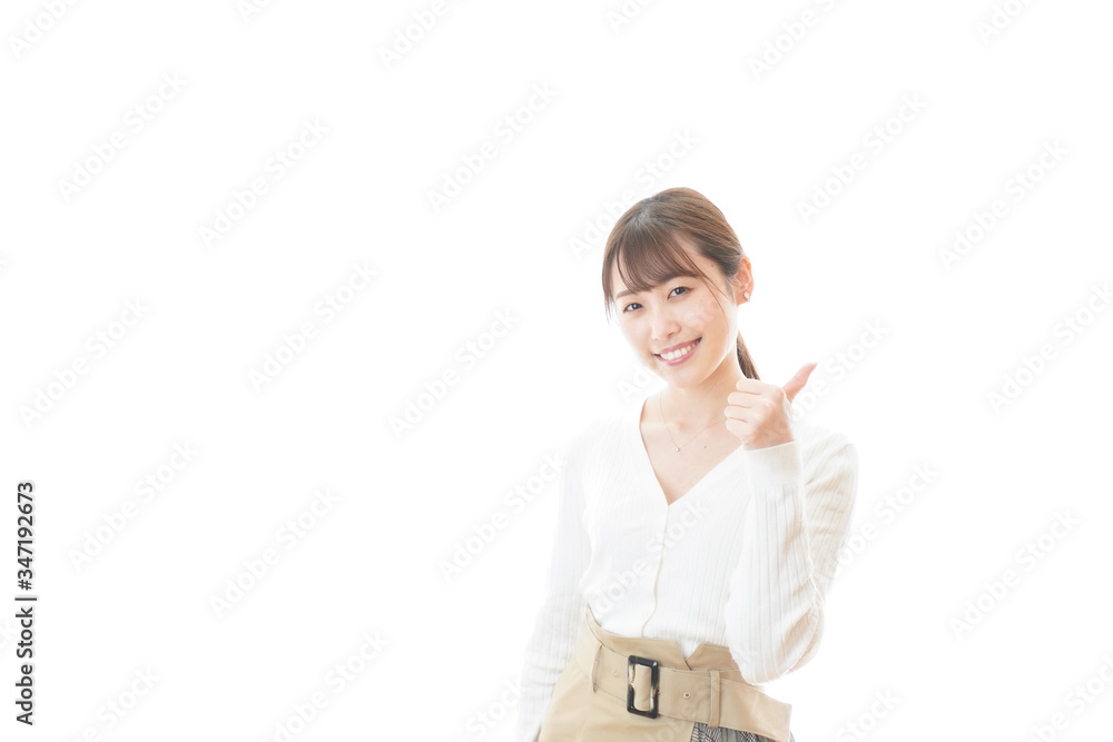 笑顔でOKサインを示す若い女性