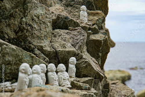 фотографія 新潟県・佐渡島　子供の霊を祀る「賽の河原」の石地蔵