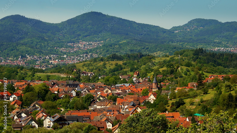 herrliches Panorama im Schwarzwald bei Gernsbach mit Wiesen und Bergen unter blauem Himmel - obrazy, fototapety, plakaty 