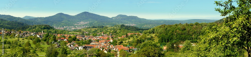 herrliches Panorama im Schwarzwald bei Gernsbach mit Wiesen und Bergen unter blauem Himmel