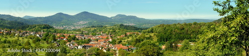 herrliches Panorama im Schwarzwald bei Gernsbach mit Wiesen und Bergen unter blauem Himmel