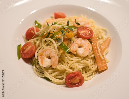 Spaghetti pasta mit shrimps und tomaten nahaufnahme 