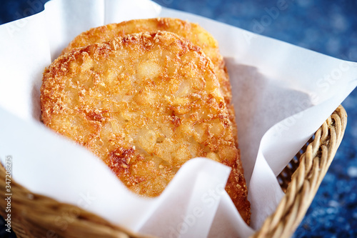 Obraz na płótnie Hash brown with paper in basket