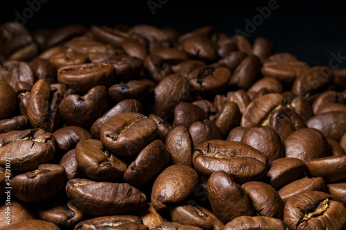 Viele geröstete Kaffeebohnen. Fotografiert mit Makroobjektiv. 
