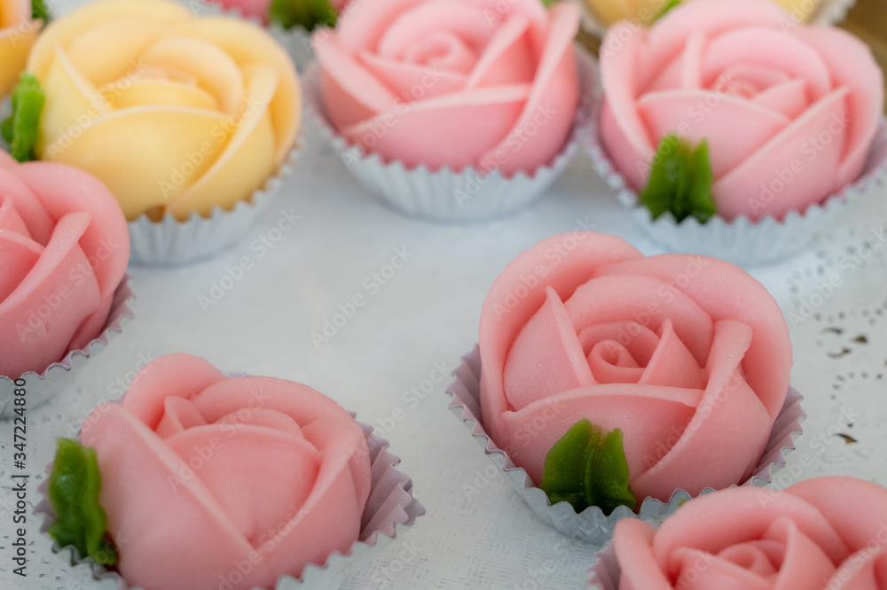 Aa-Lua candy that is made into a rose shape in a variety of colors The taste is sweet and fragrant.