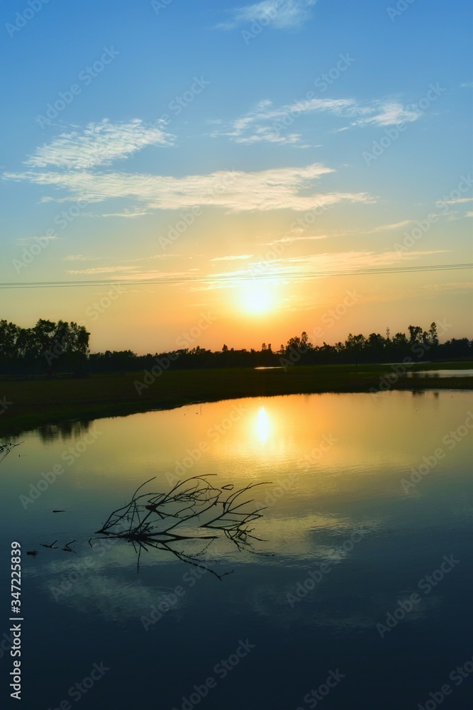 Obraz premium sunset over the river