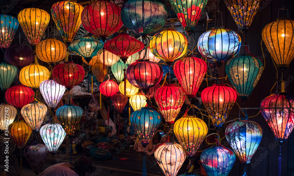 Illuminated colorful lanterns in Hoi An Night Market, Vietnam　ベトナム・ホイアン ナイトマーケットの提灯