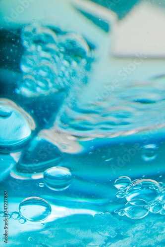 Bolle d'aria in liquido azzurro trasparente