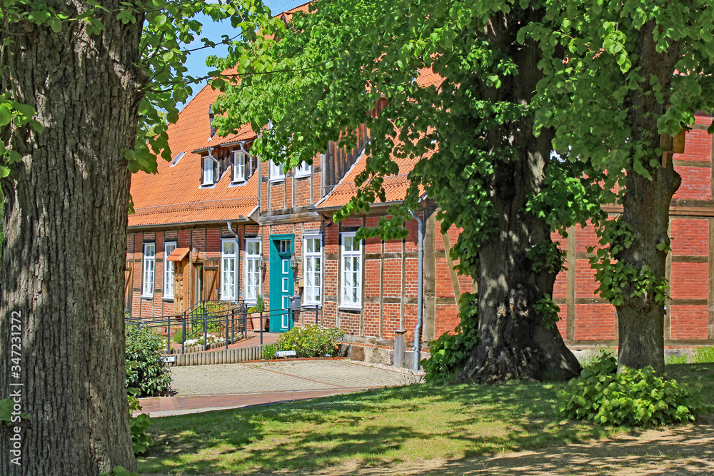 Fototapeta premium Bienenbüttel: Gemeindehaus, ehem. Pfarrhaus (19. Jh., Niedersachsen)