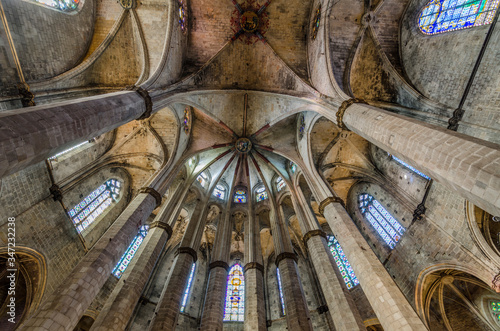 Interior de la Basílica catedral de Santa Maria del Mar de Barcelona (Cataluña, España).