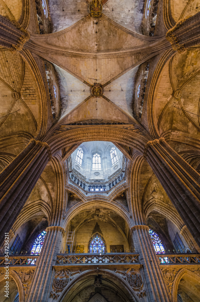 Interior de la Iglesia Catedral Basílica de la Santa Cruz y Santa Eulalia de Barcelona (Cataluña, España).