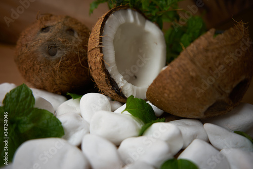 Kompozycja kokosowa na blacie kuchennym. Zdrowie i kolory