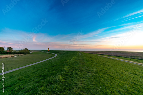 Sonnenuntergang am deich bei Pilsum