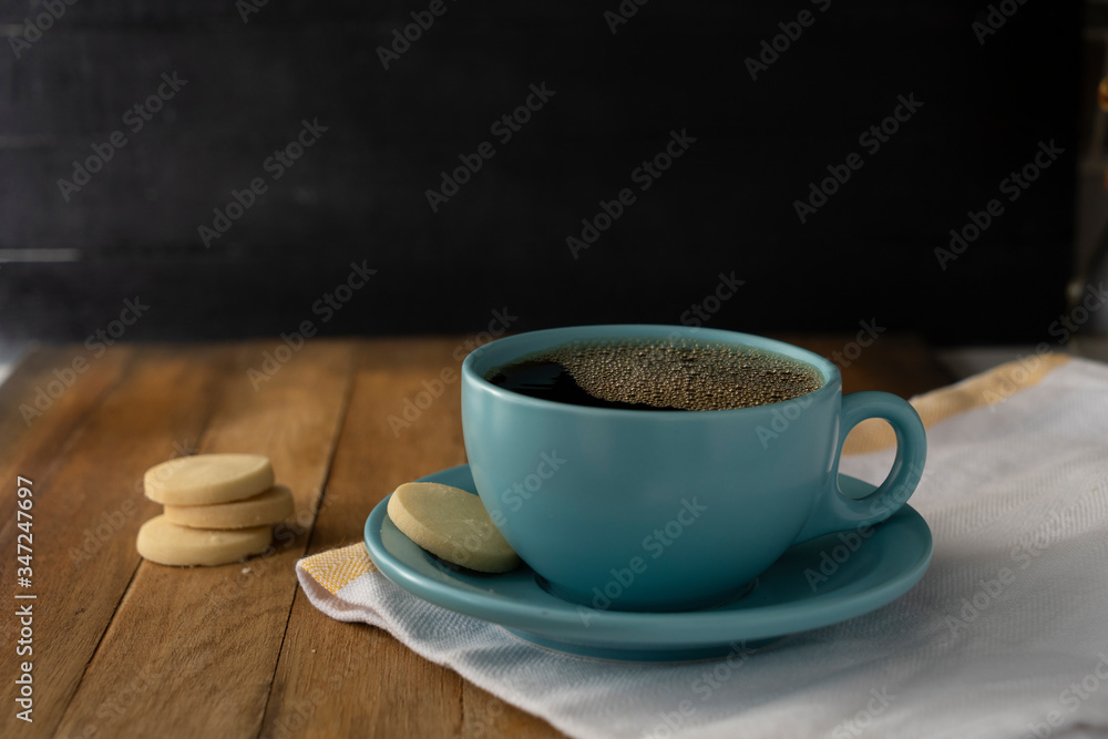 Obraz premium blue cup of coffee with cookies
