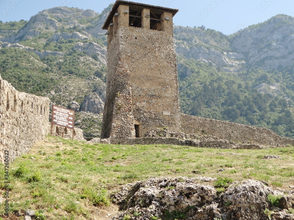 Vista de la torre antigua en el Castillo de Krujë, Albania, donde se encuentra el Museo de Skanderberg, héroe nacional albanés Vista de la torre antigua en el Castillo de Krujë, Albania, donde se encuentra el Museo de Skanderberg, héroe nacional albanés