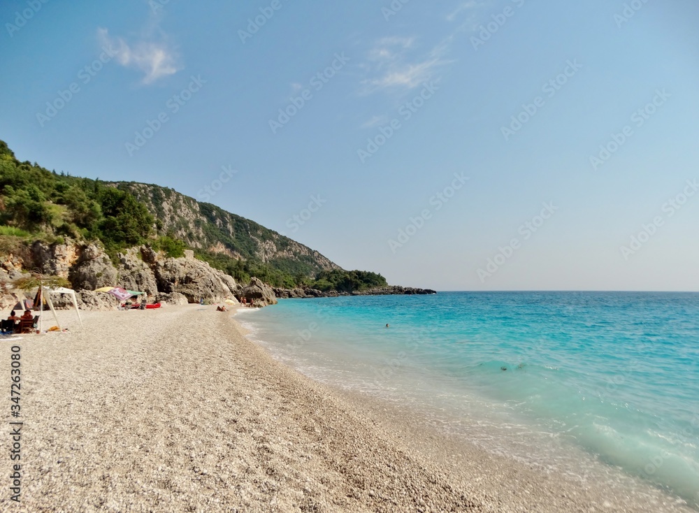 Imagen del agua transparente y color turquesa de la playa de Dhermi en la costa abrupta y preciosa de la rivera albanesa, Mar Jónico, Albania, Europa Imagen del agua transparente y color turquesa de la playa de Dhermi en la costa abrupta y preciosa de la rivera albanesa, Mar Jónico, Albania, Europa