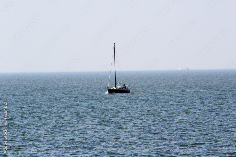 ein boot auf der nordsee auf der nordsee insel juist deutschland