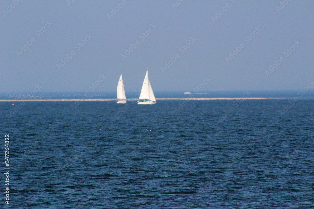 zwei segelschiffe auf der nordsee auf der nordsee insel juist deutschland