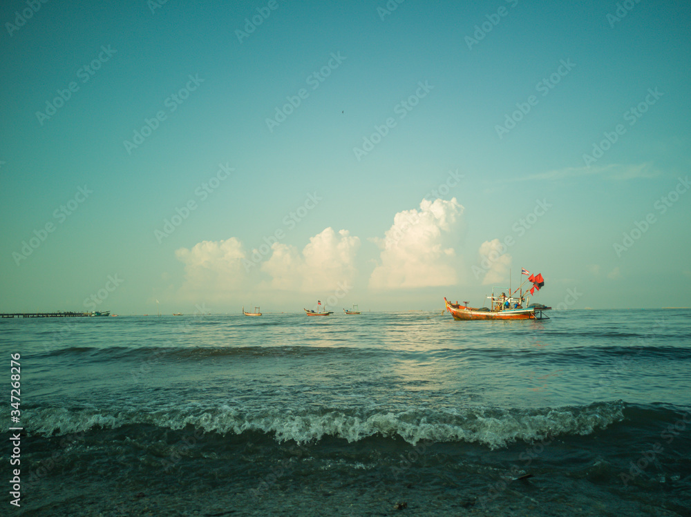 Obraz premium Fishing boats on the sea with blue sky background.