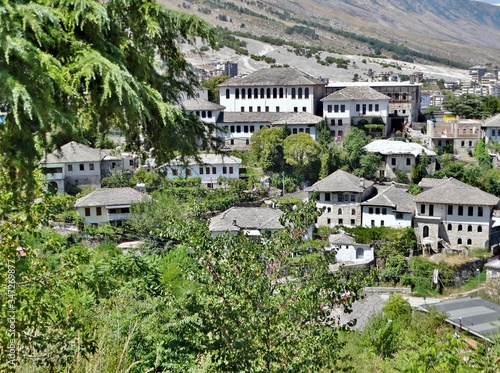 Fotografía panorámica de Gjirokaster, ciudad de Albania, Patrimonio de la Humanidad por la UNESCO, con sus históricas casas típicas de piedra pintadas de blanco photo