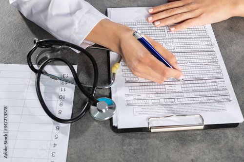 Carta da parati The doctor completes the survey about staying abroad and quarantines in connection with the prevailing COVID-19