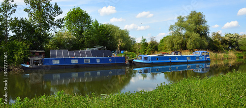 Foto Alternative living in narrow Boat on the river Ouse at St Neots Cambridgeshire England
