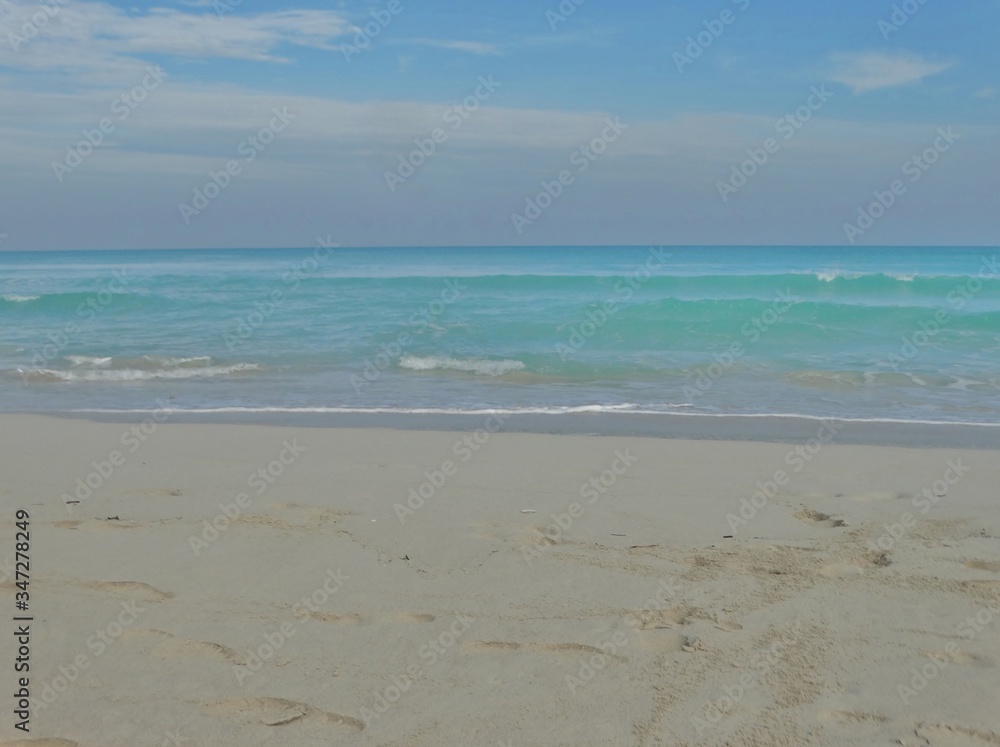 Fotografía de las aguas cristalinas de color turquesa en la Playa de Varadero, Cuba. Fotografía de las aguas cristalinas de color turquesa en la Playa de Varadero, Cuba.