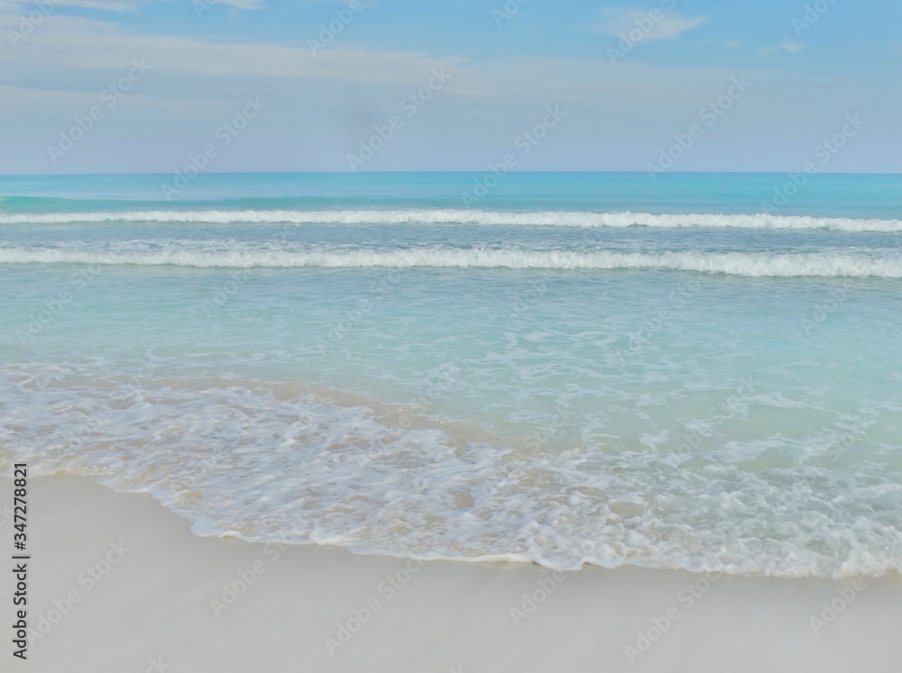 Fotografía de las aguas cristalinas de color turquesa en la Playa de Varadero, Cuba. Fotografía de las aguas cristalinas de color turquesa en la Playa de Varadero, Cuba.