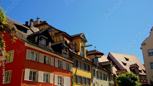 malerische Giebel in der Altstadt von Meersburg am Bodensee bei strahlend blauem Himmel