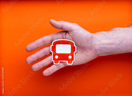 Illustration dessin bus au creux d'une main sur fond orange
