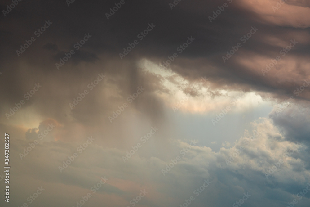 Gewitter und Sturmwolken bei Sonnenuntergang